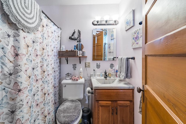 full bath with toilet, a shower with shower curtain, and vanity