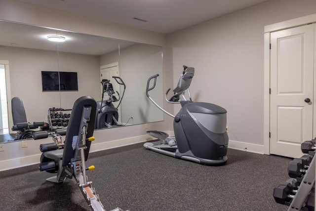 workout room with visible vents and baseboards