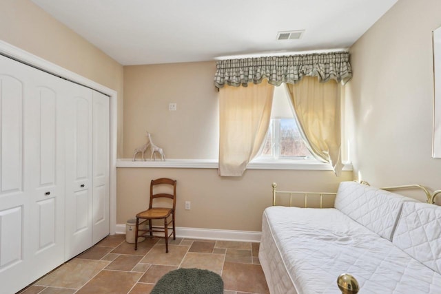 living area with stone finish floor, visible vents, and baseboards