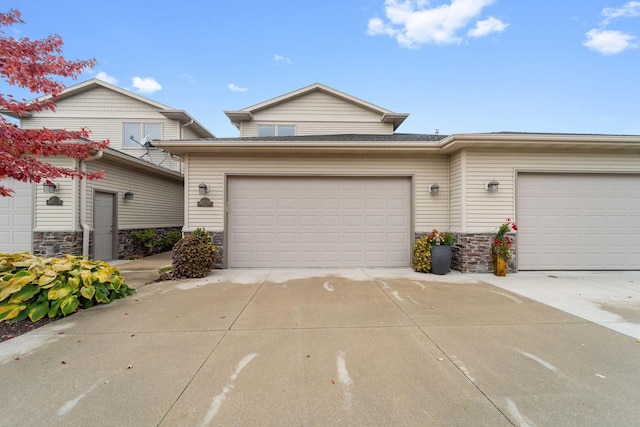 view of front facade with a garage and concrete driveway