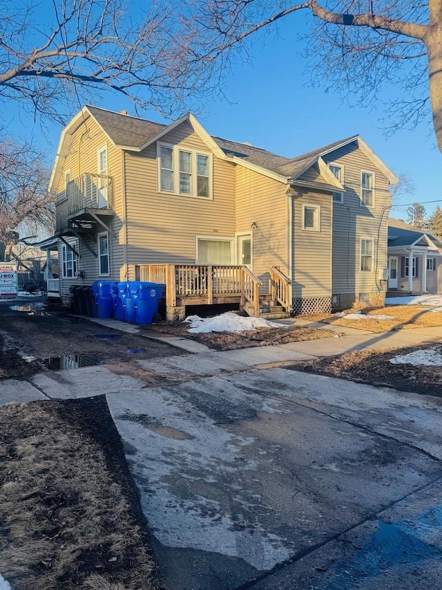 view of front facade featuring driveway