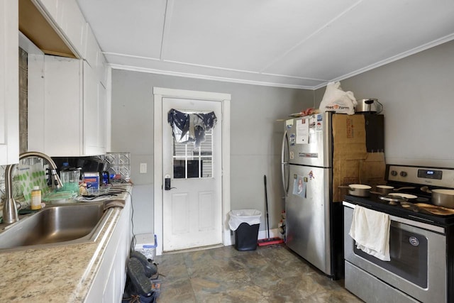 kitchen featuring stainless steel appliances, light countertops, a sink, and white cabinetry