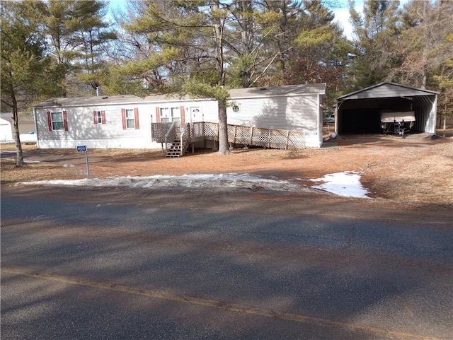 view of yard with a carport and driveway