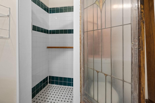 full bathroom featuring tiled shower