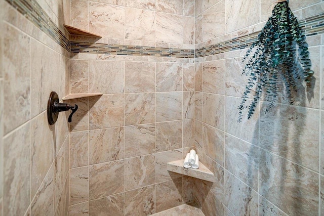 bathroom featuring a tile shower