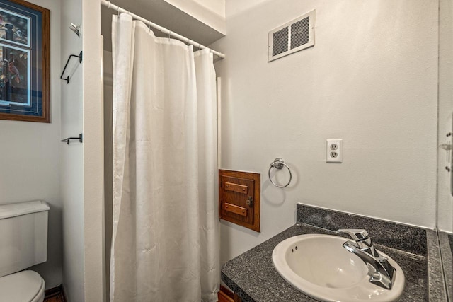 full bath featuring toilet, curtained shower, visible vents, and vanity