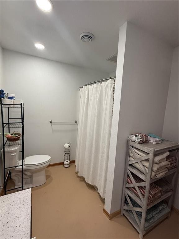 full bath featuring toilet, recessed lighting, visible vents, and baseboards