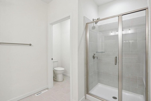 full bath featuring a stall shower, baseboards, visible vents, toilet, and tile patterned flooring