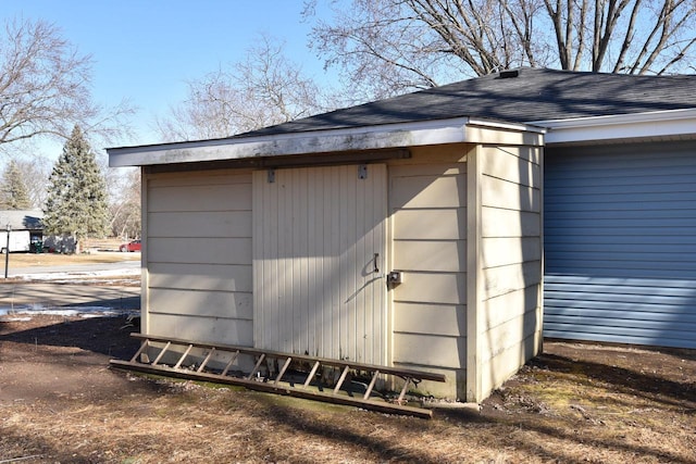 view of outdoor structure with an outbuilding