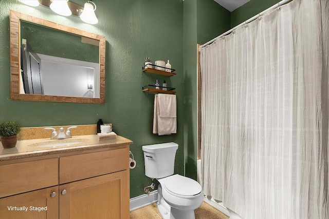 full bath featuring baseboards, a shower with shower curtain, vanity, and toilet