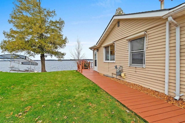 view of yard featuring a water view