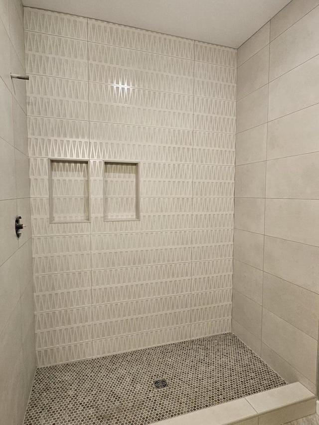 full bathroom featuring a tile shower