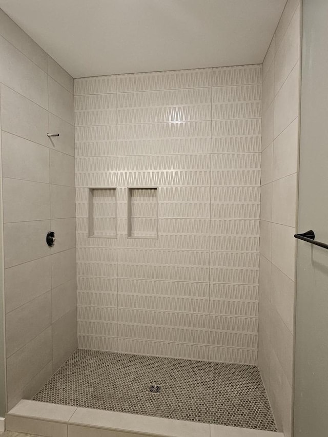 full bath featuring tiled shower