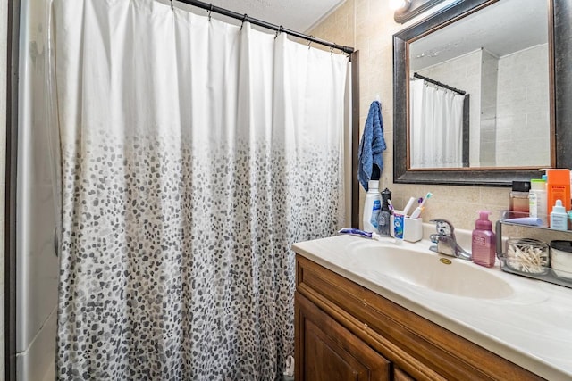 full bath with curtained shower and vanity