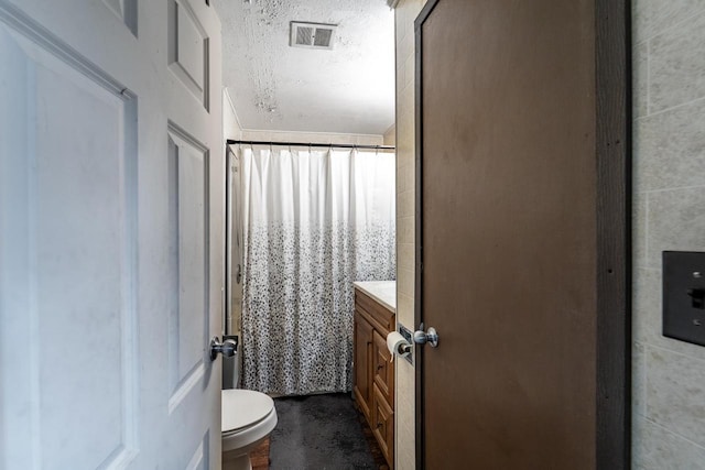 full bathroom with visible vents, toilet, a textured ceiling, vanity, and a shower with curtain