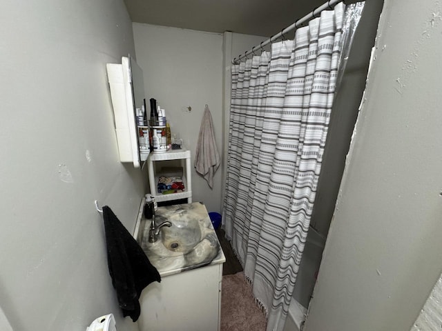 full bathroom featuring curtained shower and vanity