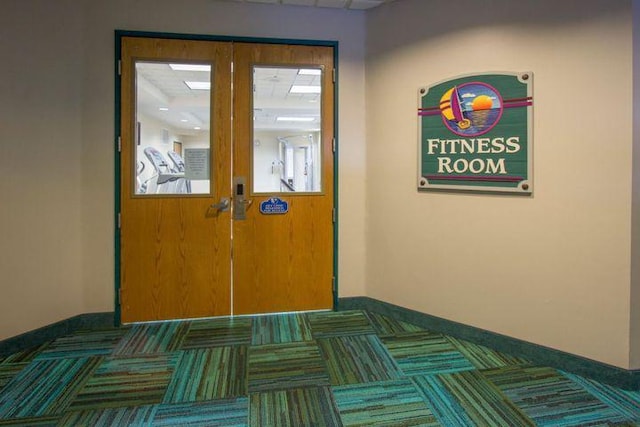 entryway featuring carpet floors and baseboards