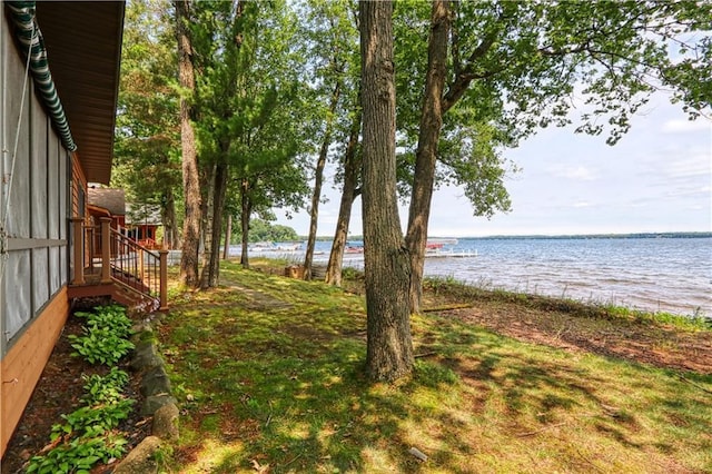 view of yard featuring a water view