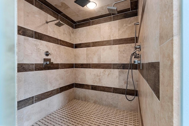 bathroom featuring a tile shower