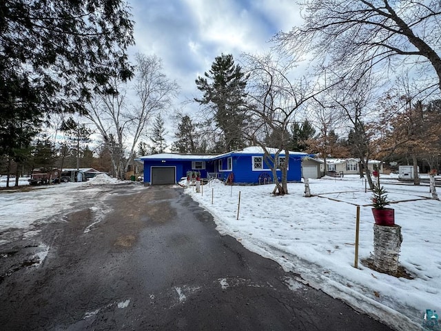 view of front of home featuring a garage and driveway