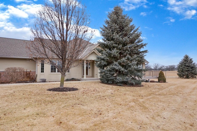 view of front of property with a front lawn