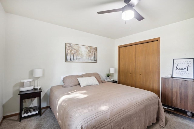 carpeted bedroom featuring ceiling fan, baseboards, and a closet