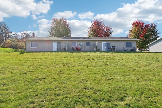 view of front of house featuring a front lawn