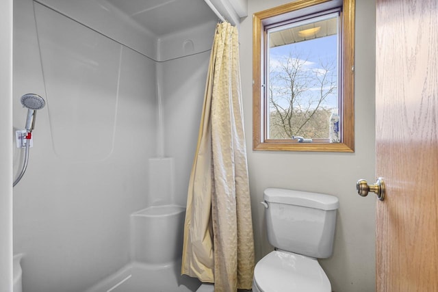 full bath featuring curtained shower and toilet