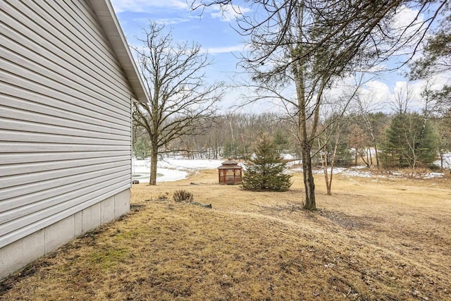 view of yard with an outdoor structure