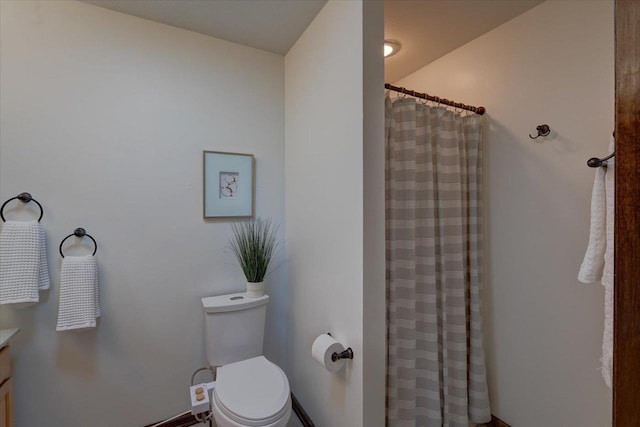 bathroom with a shower with curtain, toilet, and vanity