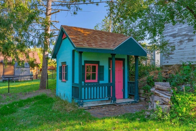 view of outdoor structure featuring an outbuilding and fence