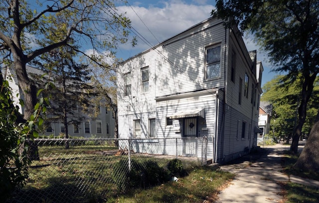 view of front facade with a fenced front yard