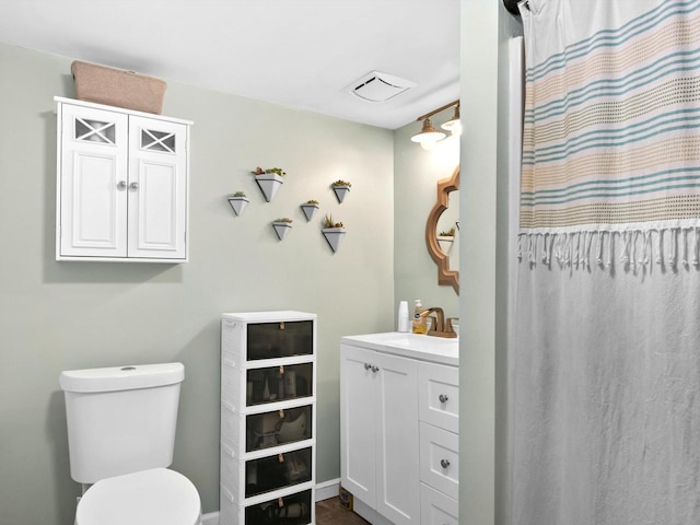 full bathroom featuring toilet, curtained shower, visible vents, and vanity