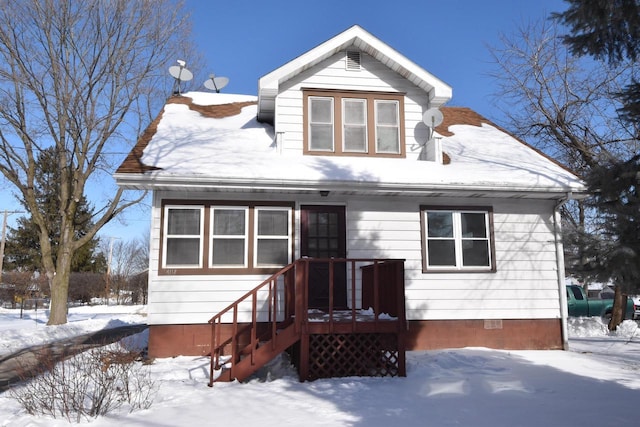 bungalow-style house featuring crawl space