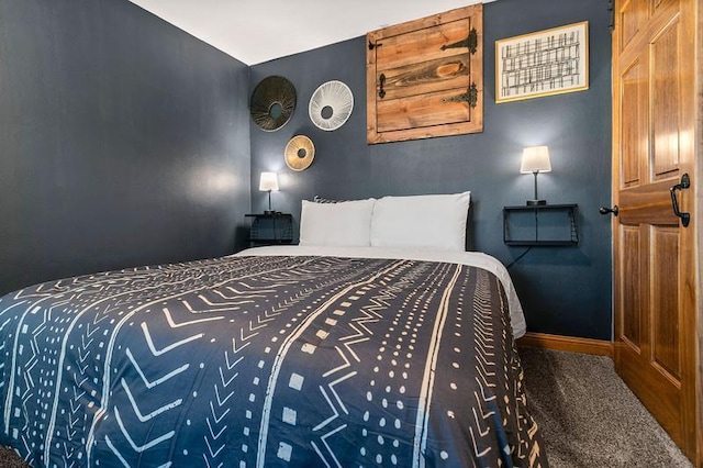 bedroom with a barn door and baseboards