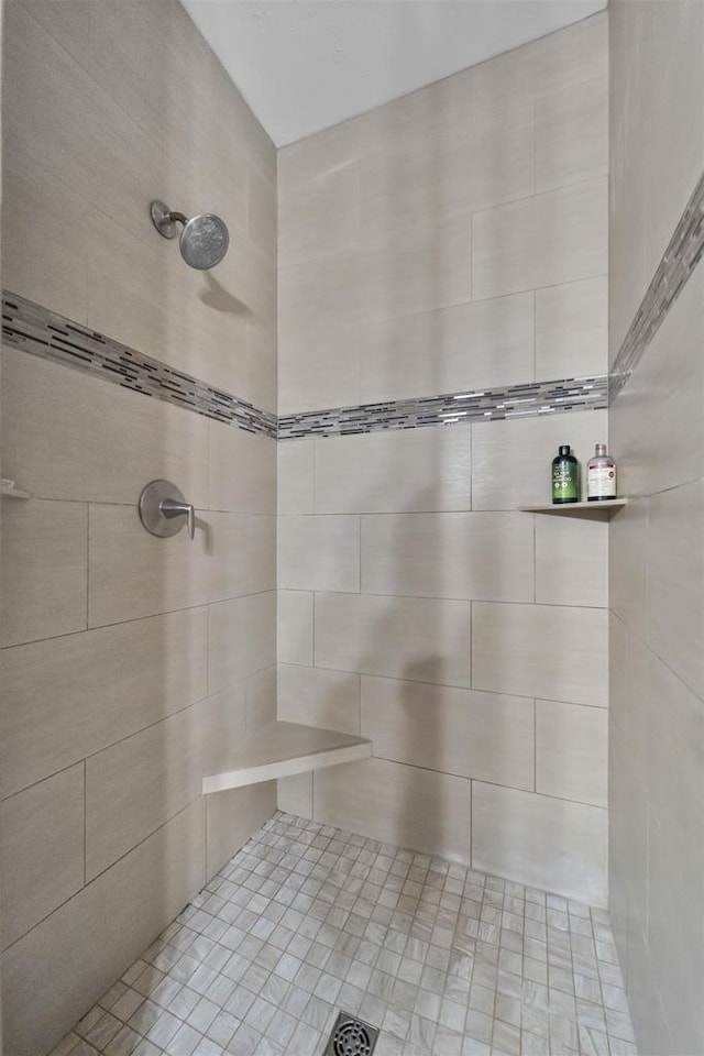 bathroom featuring a tile shower