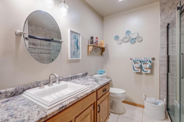 full bath with toilet, vanity, tile patterned flooring, tiled shower, and baseboards