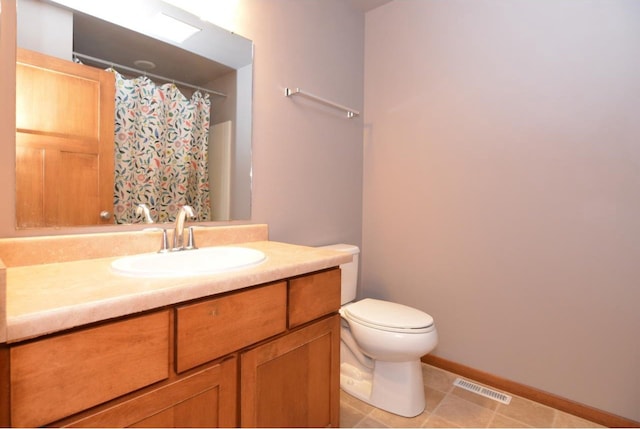 full bath featuring curtained shower, visible vents, toilet, vanity, and baseboards