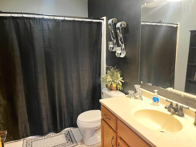 bathroom featuring a shower with shower curtain, vanity, and toilet