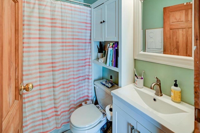 full bath featuring a shower with curtain, toilet, and a sink