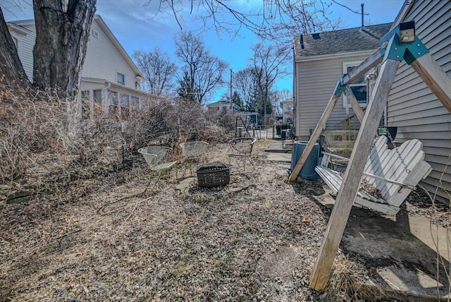 view of yard featuring a fire pit