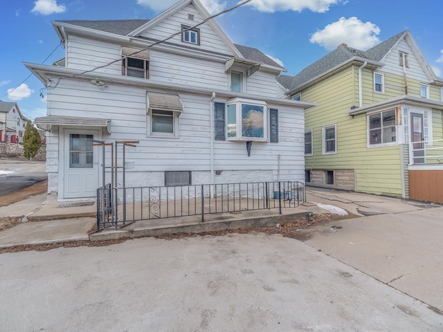 view of front of house featuring a fenced front yard