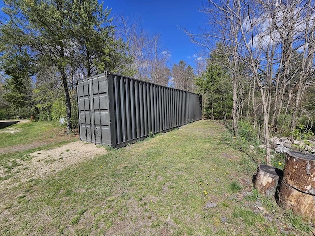 view of yard with an outdoor structure