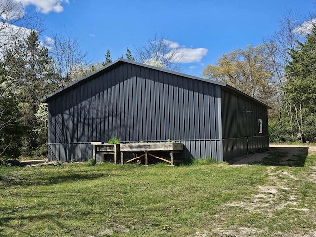 view of pole building featuring a lawn