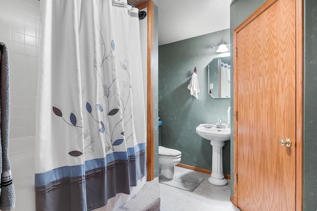 full bath featuring baseboards, toilet, a shower with curtain, tile patterned flooring, and a sink