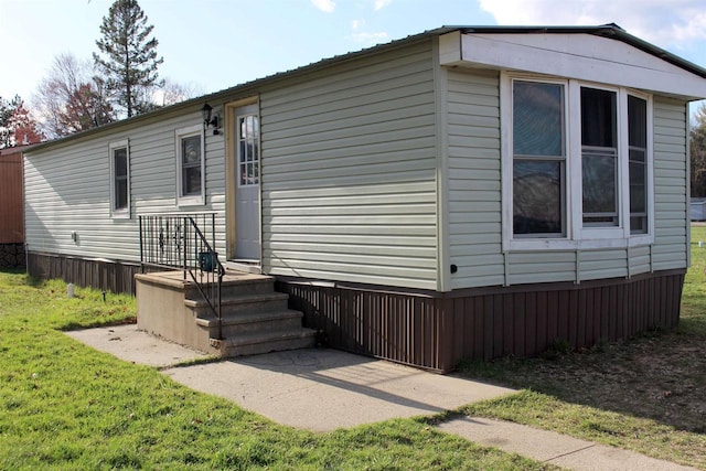 view of front of home with a front lawn