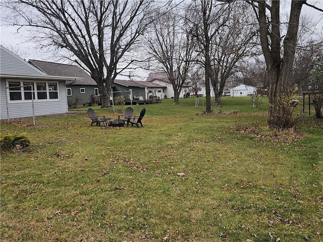 view of yard featuring an outdoor fire pit