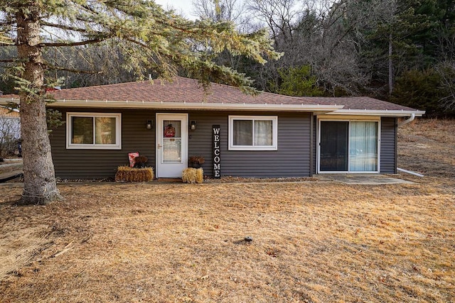 single story home featuring a shingled roof