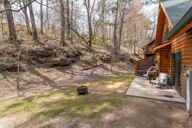 view of yard featuring an outdoor fire pit