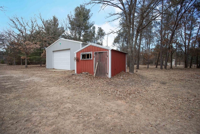 view of outdoor structure featuring an outbuilding and driveway